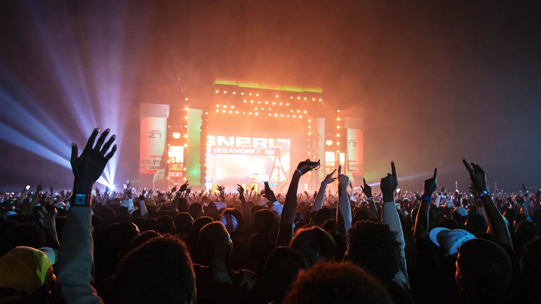 Concert en présentiel avec foule et lumières