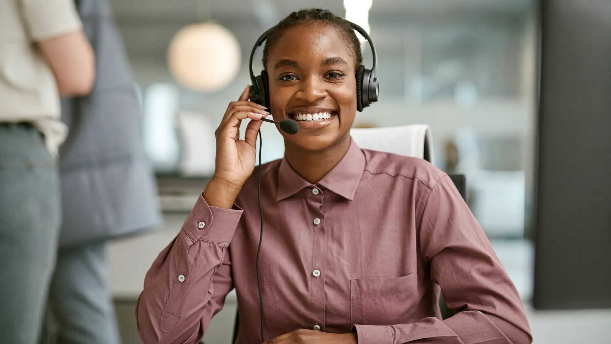 Conseiller BilletEvent à l'écoute avec un casque audio